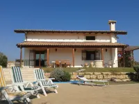 Apartment in Countryside Villa with Pool Within the Se Sicilian Barocco Area Hotel in zona necropoli rifriscolaro