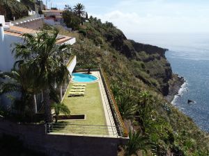 An Uninterrupted 180º Overlooking the Atlantic Ocean.