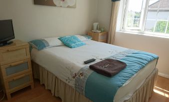 Room in Guest Room - En Suite Shower Room Double Room with 1 Double Deyr