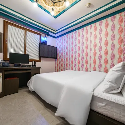 Jecheon Y Motel Отели рядом с достопримечательностью «Городская администрация Чечхона»