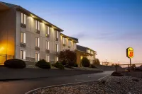 Super 8 by Wyndham Hannibal Hotels in Mason Township