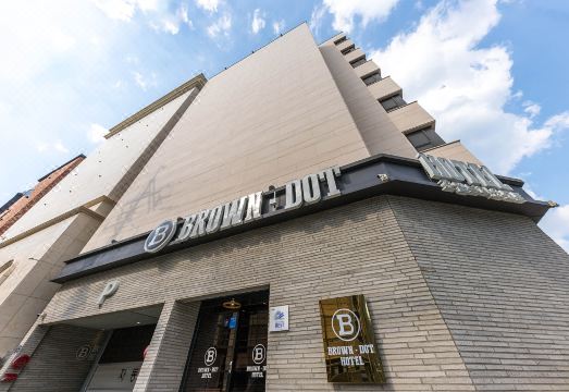 브라운도트 객실 침대