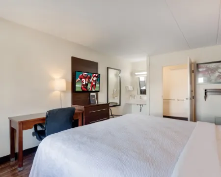 Super 8 by Wyndham Deerfield - Northbrook Hotels in Deerfield