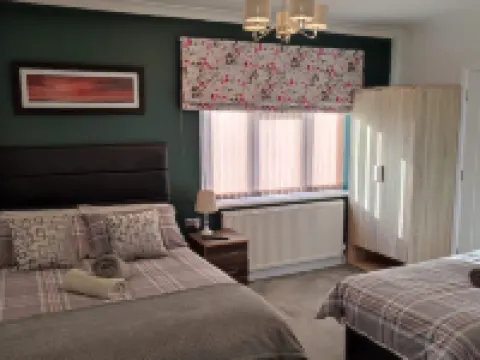 Family Room with Private Bathroom Hotels in Edgware