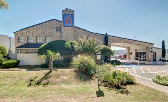 Motel 6 Dallas, TX - Forest Lane