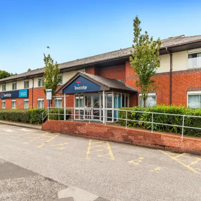 Travelodge Manchester Birch M62 Eastbound Hotel berhampiran Taman Heaton