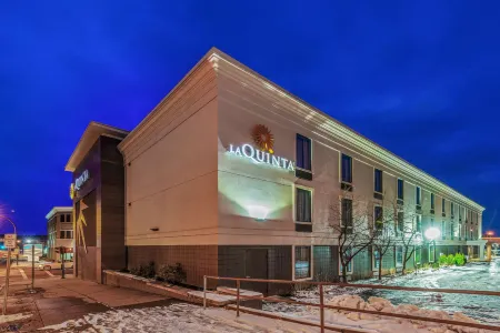 La Quinta Inn & Suites by Wyndham Jamestown Отели в г. Бемус Пойнт