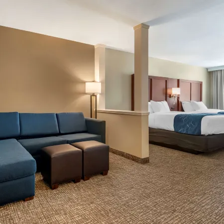 Comfort Suites Daytona Beach-Speedway Отели рядом с достопримечательностью «Аттракцион Daytona 500 Experience»