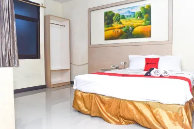 RedDoorz Plus near Sultan Hasanuddin Airport Hotel di Biring Kanaya