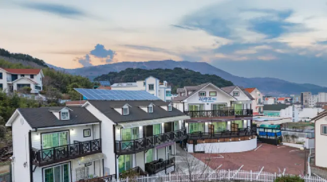 Geojae Lamer Pension Hotels near Sinseondae Cliff
