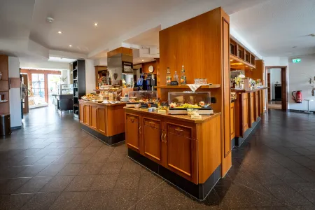 Hotel Reussischer Hof Отели в г. Нойкирхен