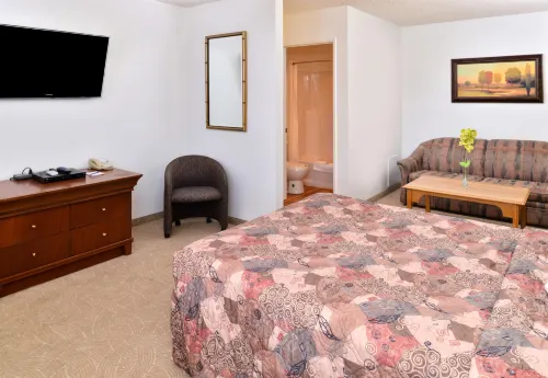 Canadas Best Value Inn Whitecourt - ที่มีที่จอดรถ