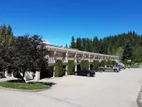 Hilltop Inn - Salmon Arm - parking