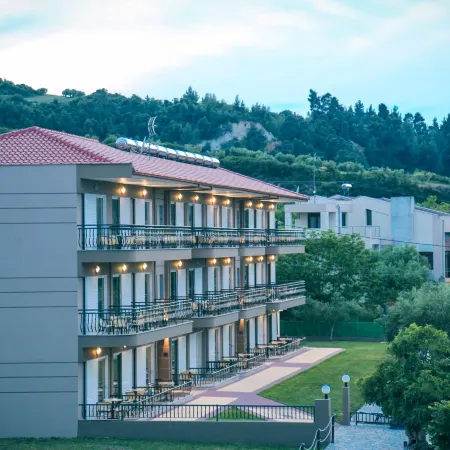 Royal Hotel and Suites