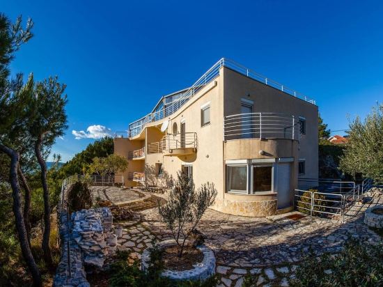 Ark Beach Apartments