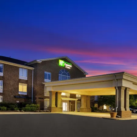 Holiday Inn Express & Suites WARRENTON by IHG