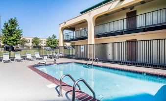 Econo Lodge Inn & Suites Southeast