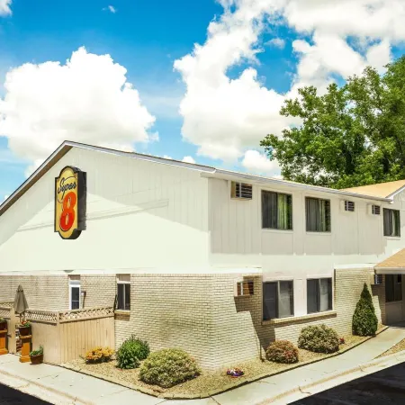 Super 8 by Wyndham Chaska