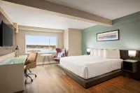 Wyndham Newport Hotel فنادق في Middletown