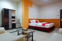 RedDoorz Plus @ Cameloan Hotel Palu Hôtels à : South Palu