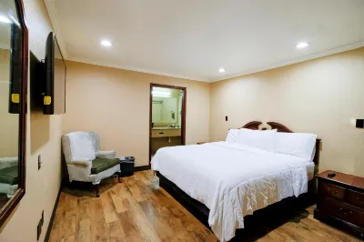 OYO Pinewood Inn & Suites Silsbee Hotels in Lumberton