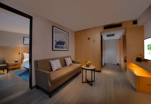 1. 홀리데이 인 익..