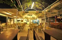 Santorini Camping & Hostel - Hostels
