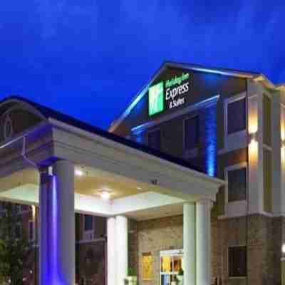 Holiday Inn Express & Suites Geneva Finger Lakes Hotel Exterior
