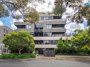 StayCentral - Hawthorn East - Study, 2 Car spaces