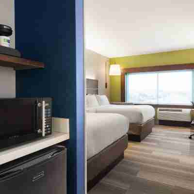 Holiday Inn Express & Suites Edinburg-Mcallen Area Rooms