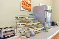 Quality Inn & Suites Pearl-Jackson - breakfast