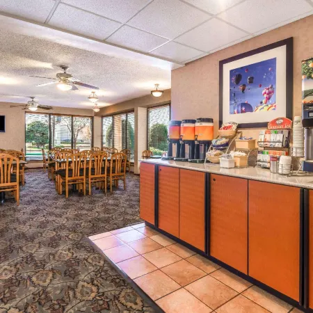 Days Inn & Suites by Wyndham Albuquerque North