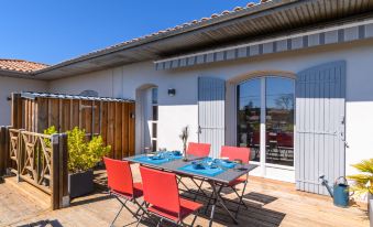 a patio with a dining table and chairs set up for a meal , surrounded by a fence at Dade