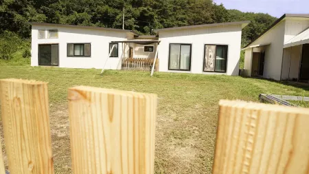 Andong Mungpyeonhan Saesang Pension Отели рядом с достопримечательностью «Dosanseowon Confucian School»