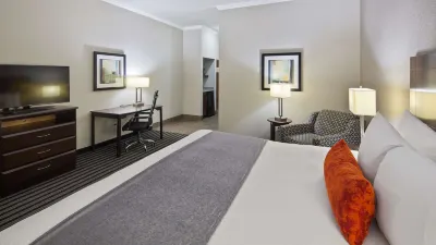 Best Western Plus Austin Airport Inn  Suites Hotel berhampiran The Texas Capitol