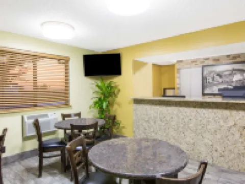 ซุปเปอร์ 8 บายวินด์แฮม นัมปา โรงแรมในแนมปา