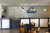 Days Inn by Wyndham Cape Carteret Near Emerald Isle - parking