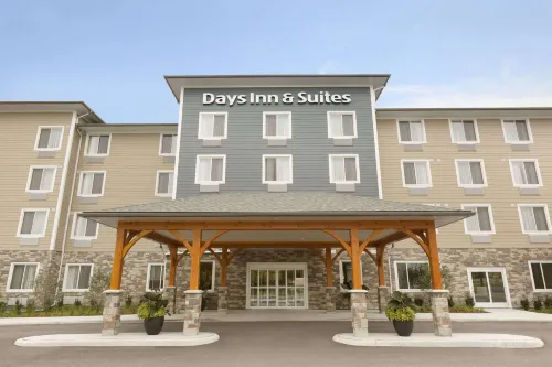 Days Inn & Suites by Wyndham Lindsay - Parkplatz
