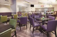 La Quinta Inn & Suites by Wyndham Charleston Riverview - 朝食