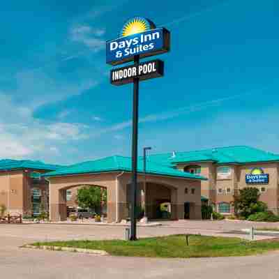 Days Inn & Suites by Wyndham Brandon Hotel Exterior