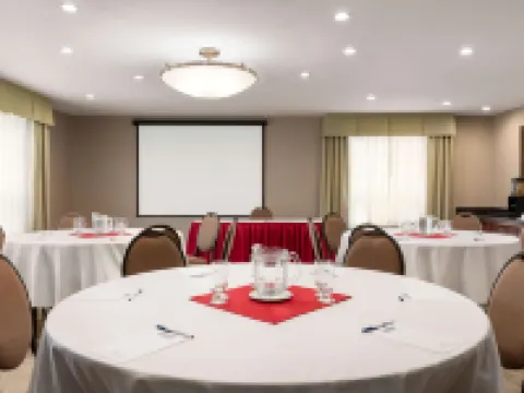 Travelodge by Wyndham Oshawa Whitby Hotels in Oshawa