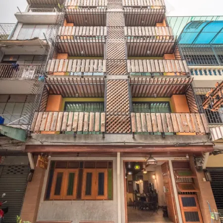 Banthat Thong Hostel