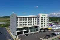 Holiday Inn & Suites Pigeon Forge Convention Center Hotels near DXL Big + Tall Outlet