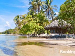 Private Beachfront House with Kayak & Guided Tours