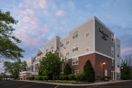 Residence Inn Long Island Holtsville Отели рядом с достопримечательностью «Поквотт Бич Фронт»