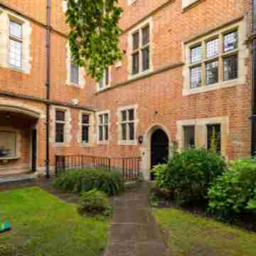 The Woking Wonder - Captivating 3Bdr Flat with Parking Hotel Exterior