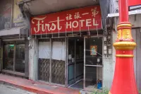 OYO 1011 First Hotel Hoteller i Santa Mesa