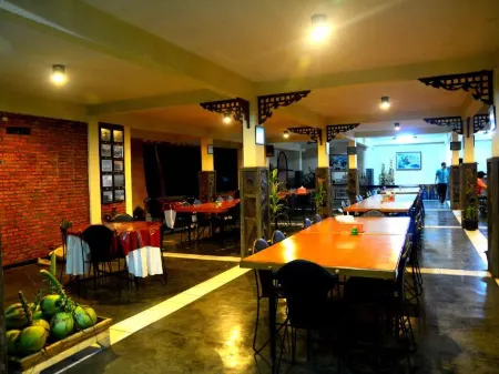 Augusta Pelabuhan Ratu Hotel Отели в г. Cikakak