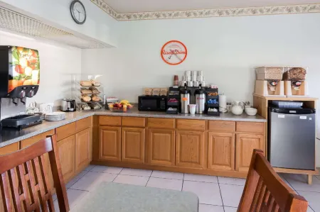 Howard Johnson by Wyndham Roseburg Отели рядом с достопримечательностью «Ампква Коммьюнити Колледж»