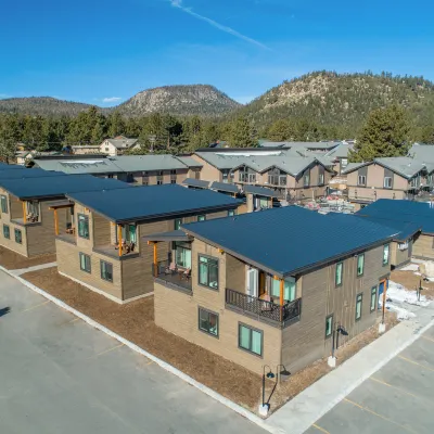 Outbound Mammoth Hotels near Canyon Lodge